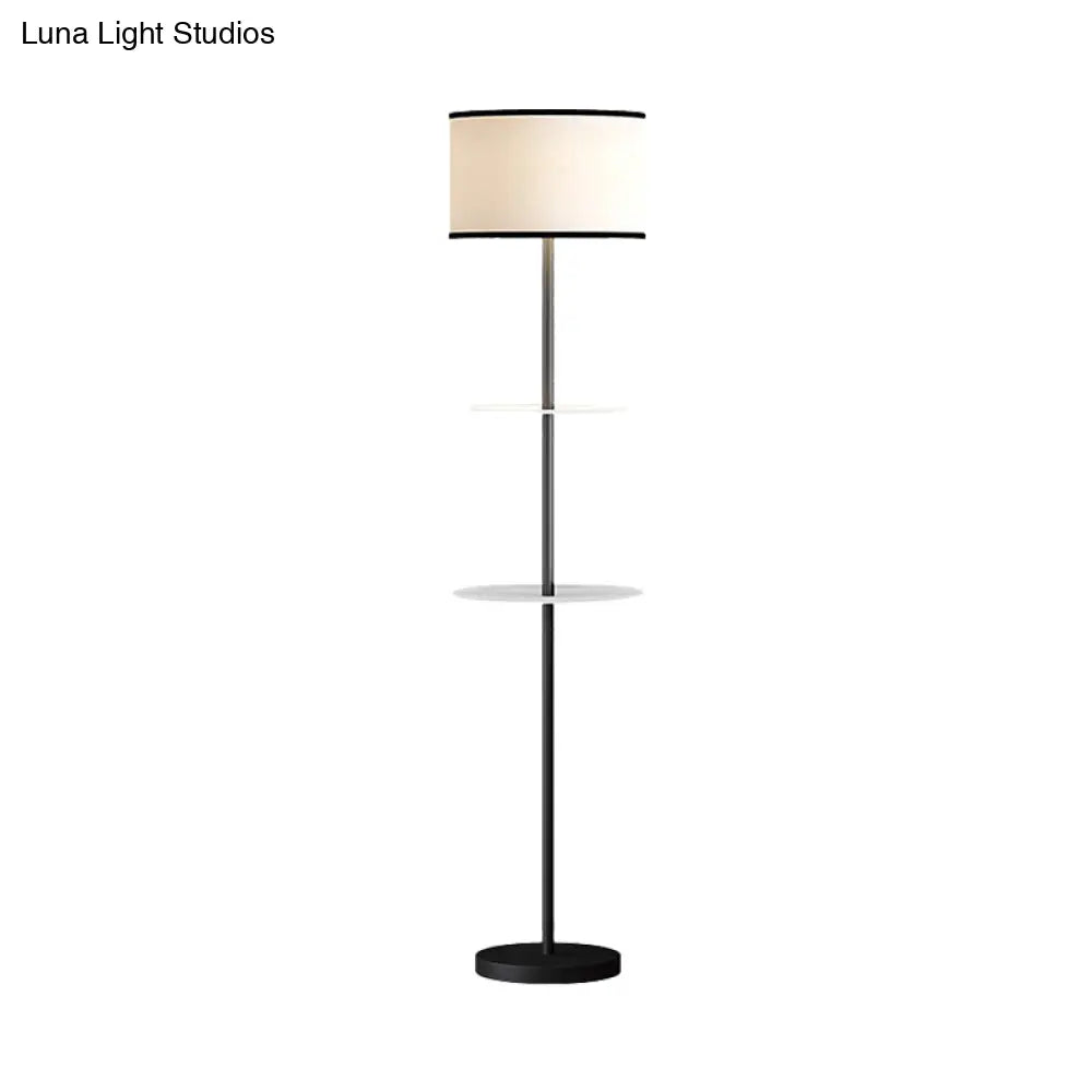 Lámpara de pie cilíndrica moderna negra de 1 bombilla con estantes y pantalla de tela