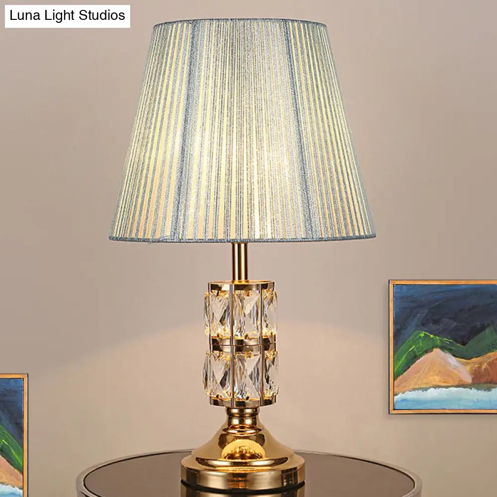 Lámpara de mesa moderna dorada con una bombilla y pantalla ancha acampanada: perfecta para el comedor o el escritorio.