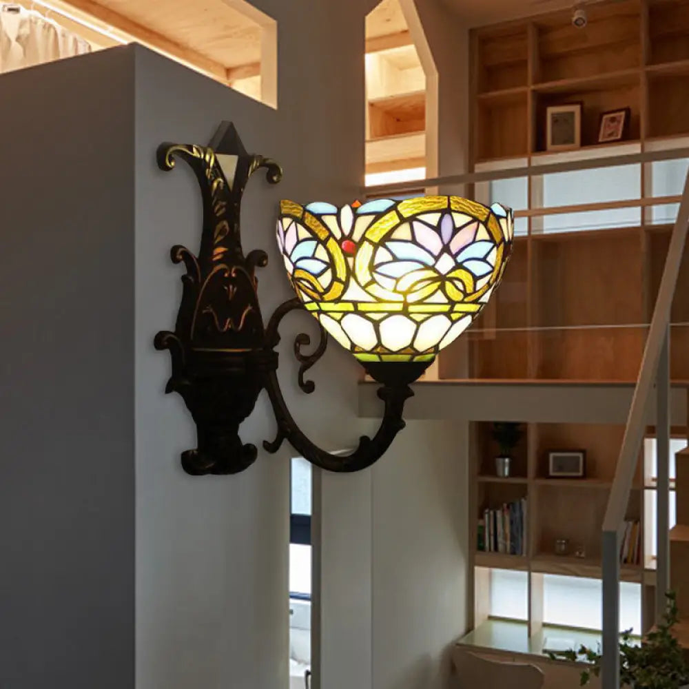 Aplique de pared victoriano de una luz con vidrieras, iluminación ascendente/descendente y brazo curvo de latón.