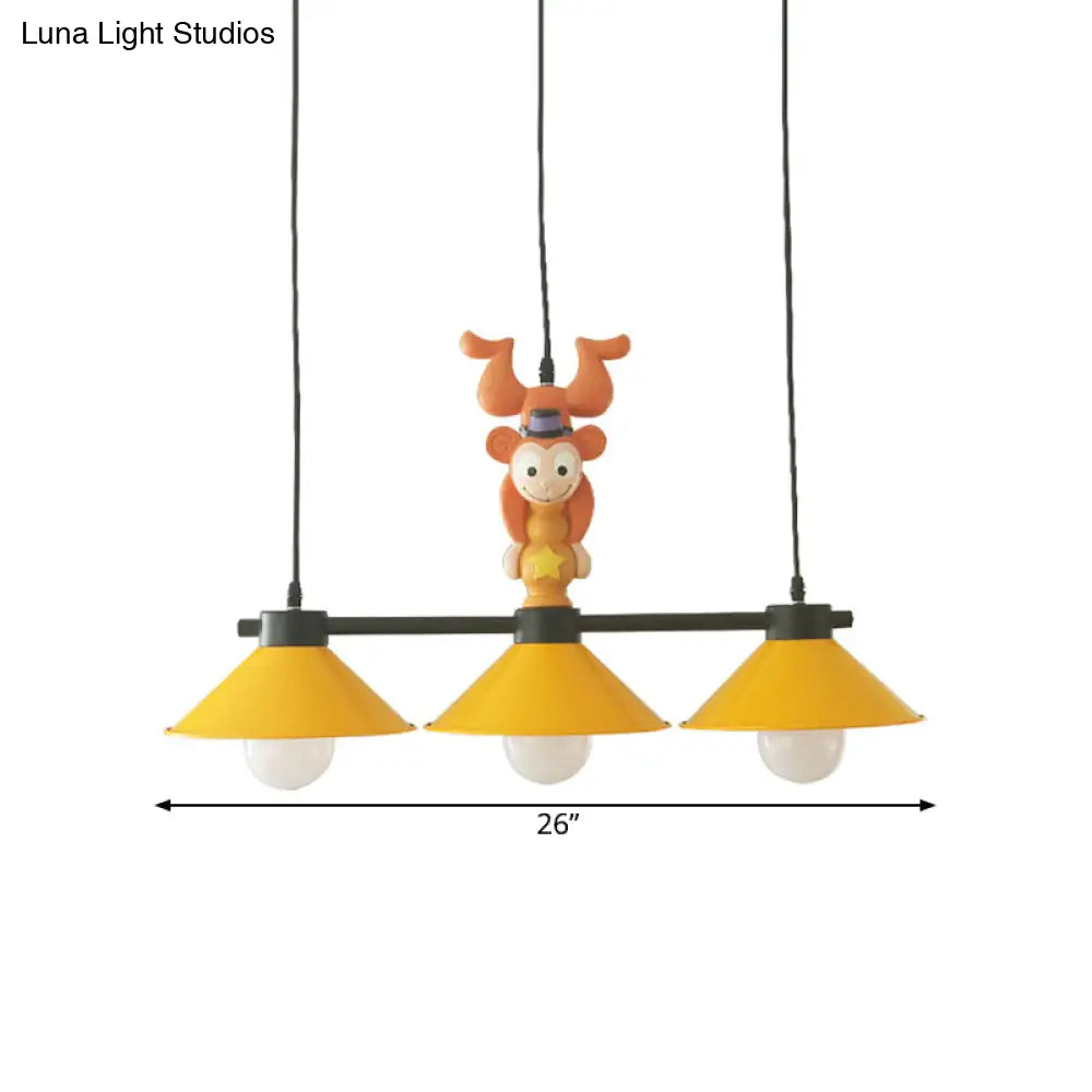 Lámpara colgante DecorBites™ de 3 cabezales en forma de cono amarillo con decoración de mono para iluminación de islas