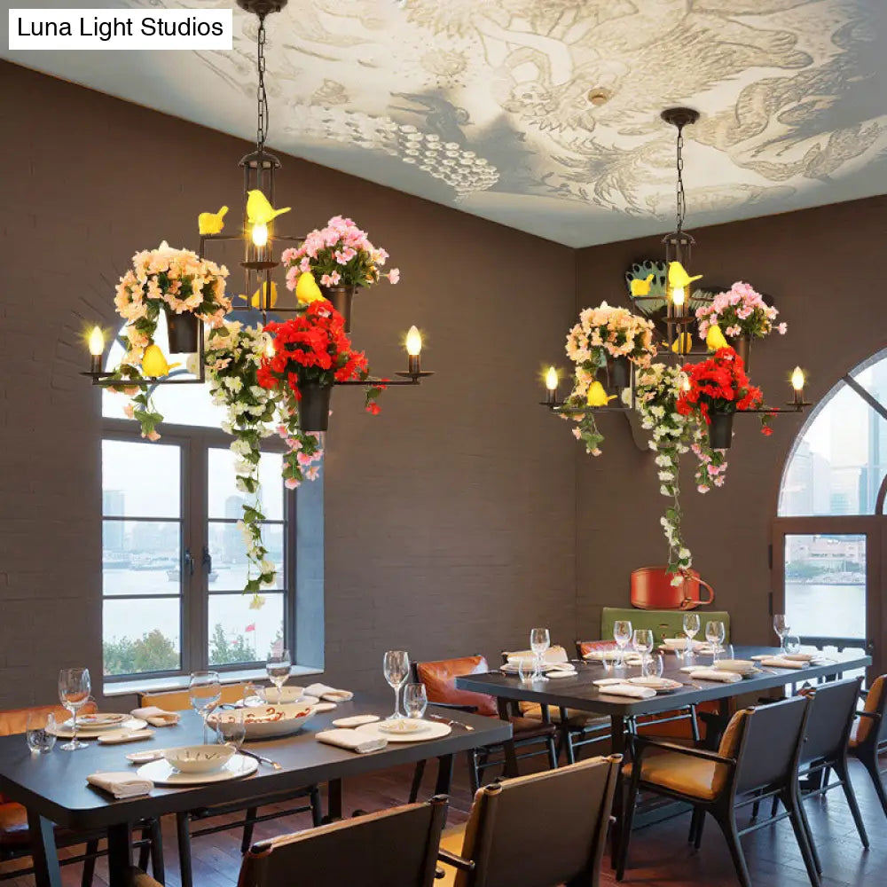 Lámpara colgante industrial de metal negro con 6 luces y decoración floral — Elegante candelabro