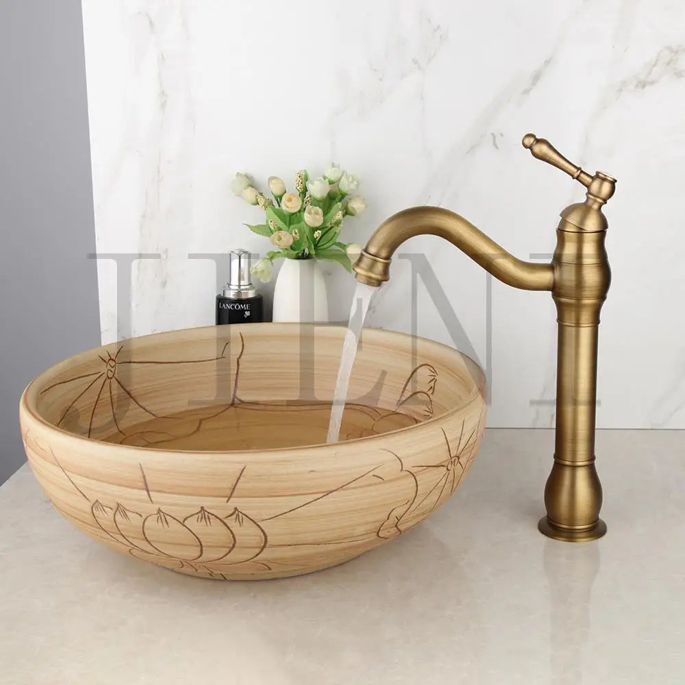 Lavabo DecorBites™ de cerámica negra con diseño de cascada pintado a mano y grifo de latón