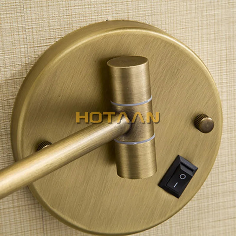 مرآة مكياج DecorBites™ دائرية مقاس 8 بوصات مزودة بإضاءة LED مع تكبير مزدوج 3X/1X