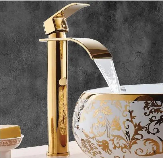 Grifo monomando para lavabo DecorBites™ Gold Waterfall, con cabezal de latón y sistema de sujeción.