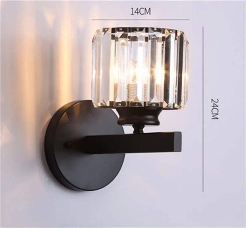 Aplique de pared DecorBites™ Crystal, color oro, metal negro, pantalla de cristal.