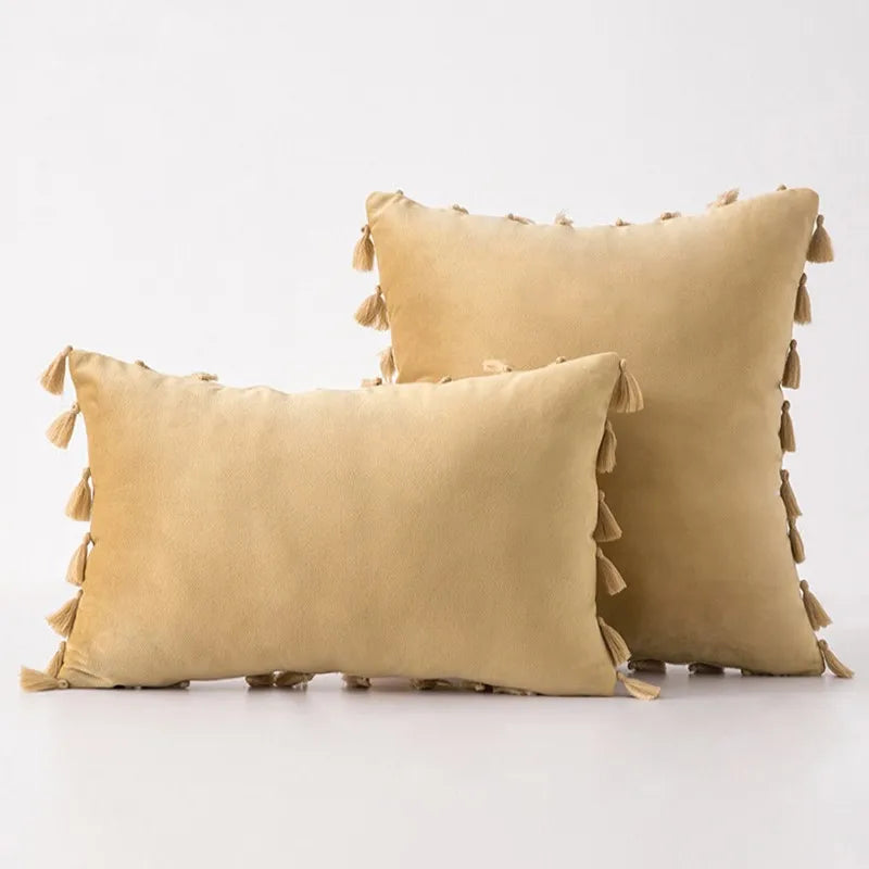 Funda de cojín DecorBites™ de terciopelo negro con flecos y borlas para cama, sofá o sillón