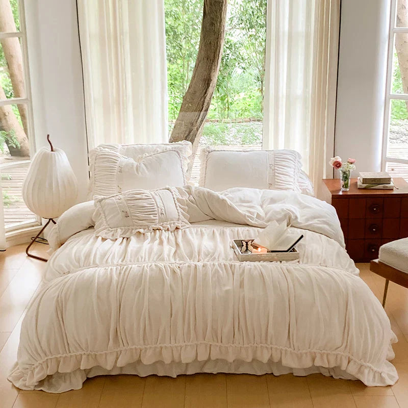 Juego de cama DecorBites™ con volantes de encaje plisado francés, funda nórdica de terciopelo polar y flores bordadas.