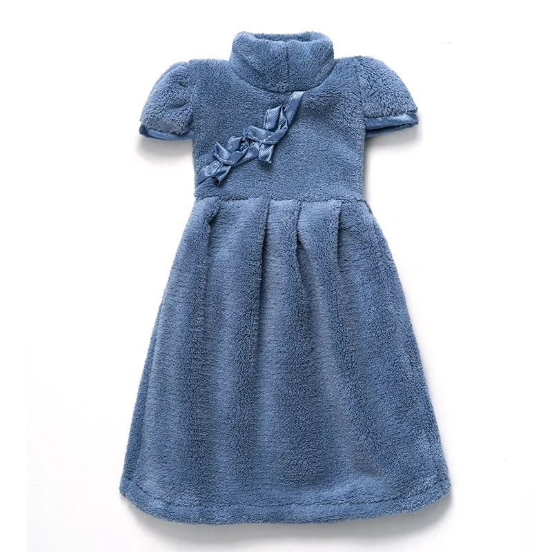 Toalla de mano Cheongsam de forro polar coral DecorBites™: suave, absorbente y de secado rápido. Ideal para el hogar y para colgar en la pared.