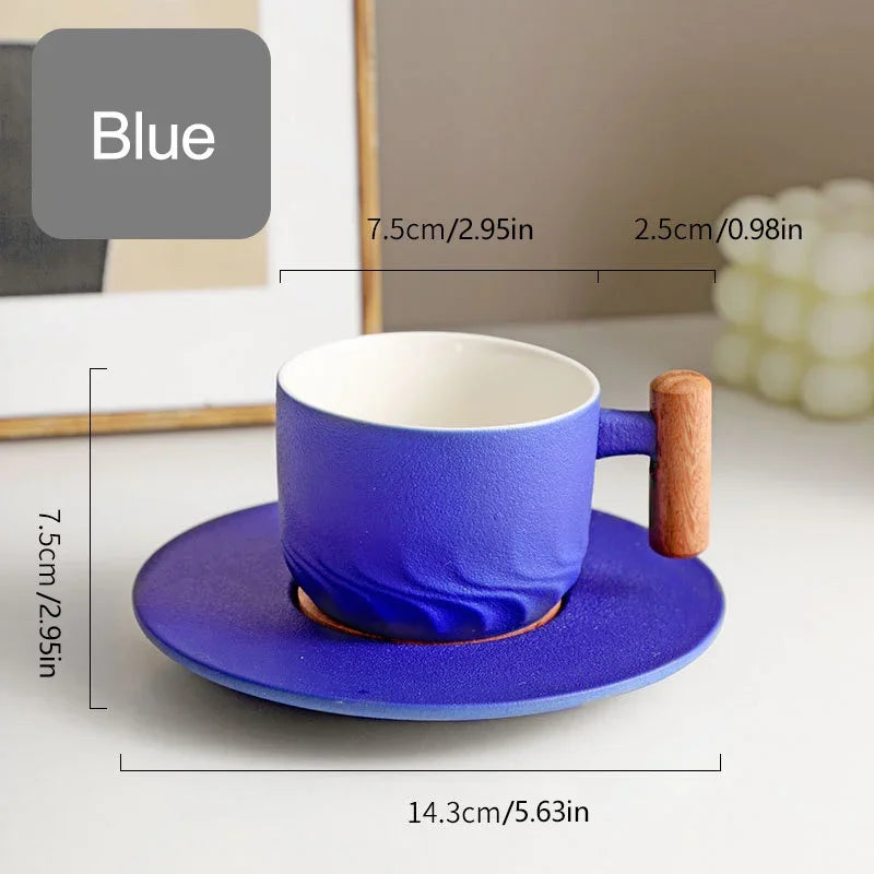 كوب قهوة سيراميكي أزرق بتصميم كلاسيكي، سعة 130 مل، مع صحن، ومقبض خشبي، من ديكوربايتس™
