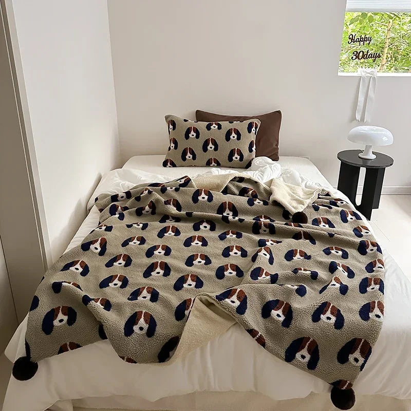 Manta de forro polar enrollable DecorBites™ Cozy Sheep para invierno: calidez y comodidad superiores.