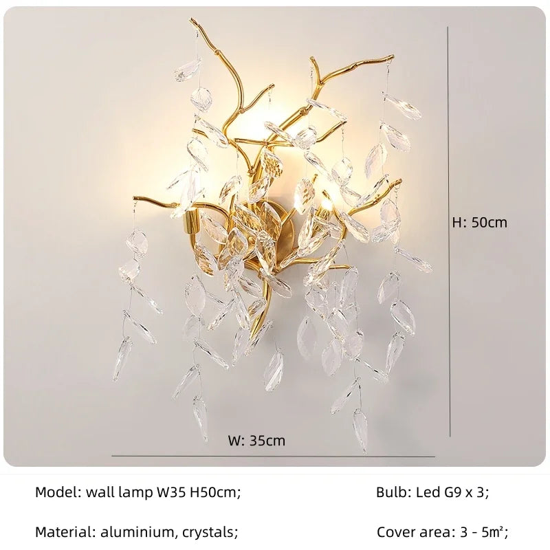 Lámpara colgante LED DecorBites™ Crystal Branch Chandelier para una elegante sala de estar de villa con decoración dorada.