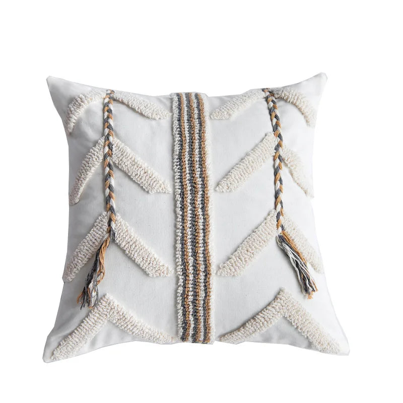 غطاء وسادة من الكروشيه باللون البيج من DecorBites™: وسادة ديكور منزلي على الطراز الشمالي