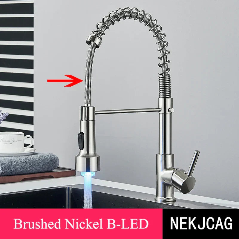 Grifo de cocina DecorBites™ con luz LED en oro cepillado: Grifo monomando extraíble con resorte para fregadero