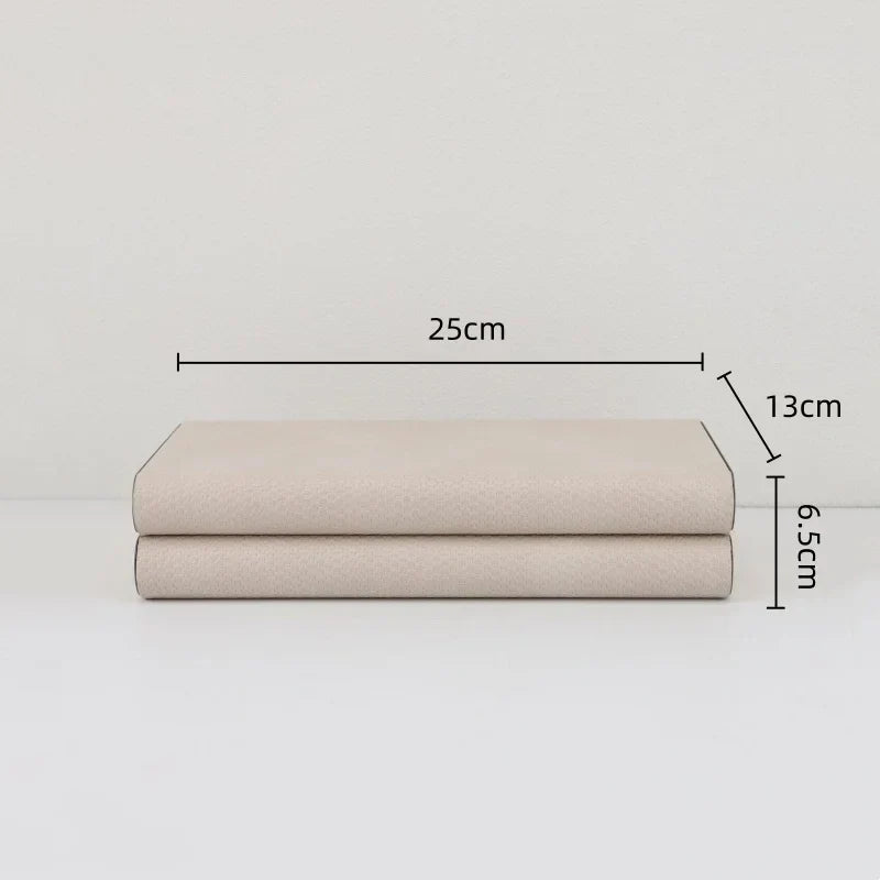 صندوق مجوهرات وحاوية تخزين من الجلد البيج بحواف معدنية من DecorBites™