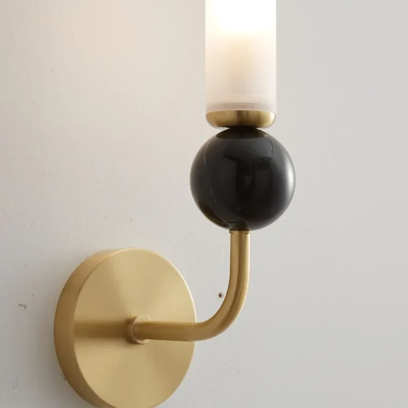 مصباح حائطي DecorBites™ بقاعدة نحاسية وغطاء زجاجي لديكور غرفة المعيشة العصرية