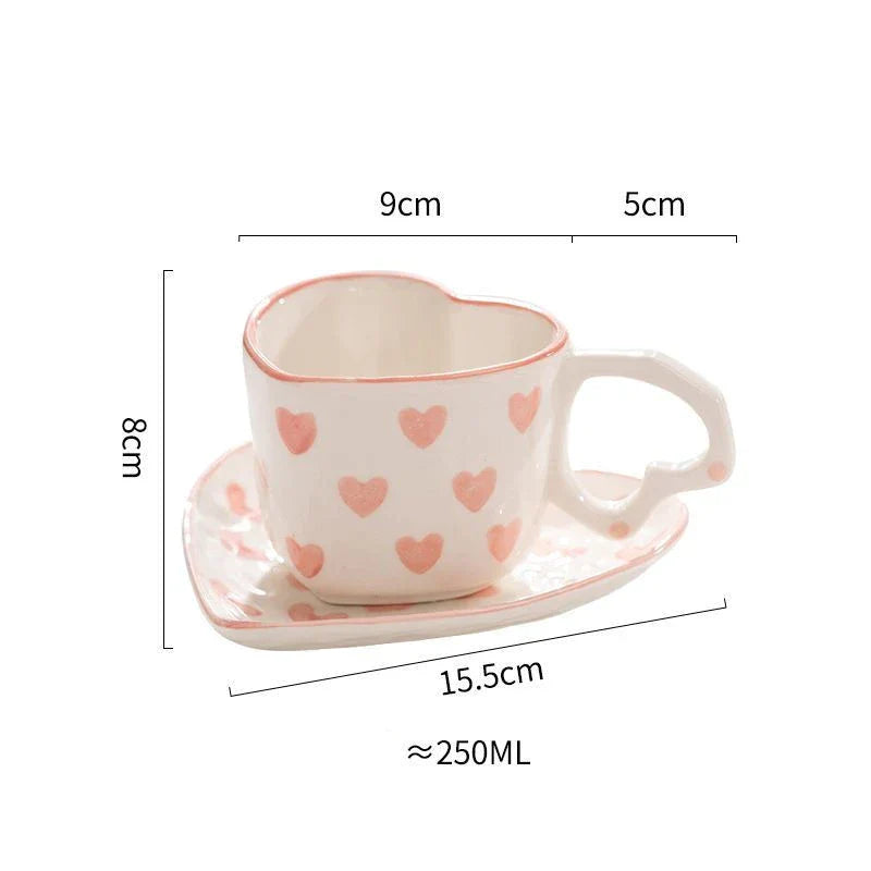 طقم فناجين قهوة وصحن DecorBites™ سعة 250 مل بمقبض على شكل قلب، قلوب وردية مرسومة يدويًا