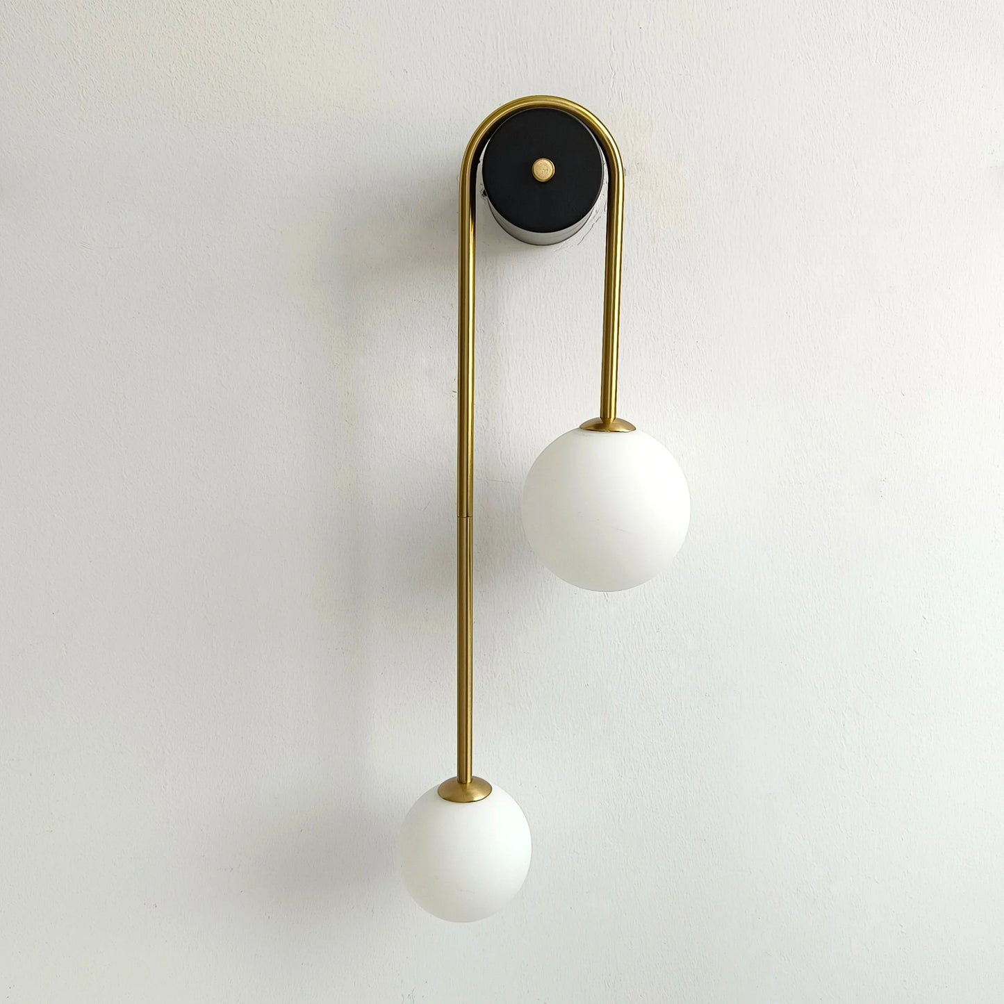 Lámpara de pared LED DecorBites™ con bola de cristal dorada para decoración e iluminación del hogar moderno