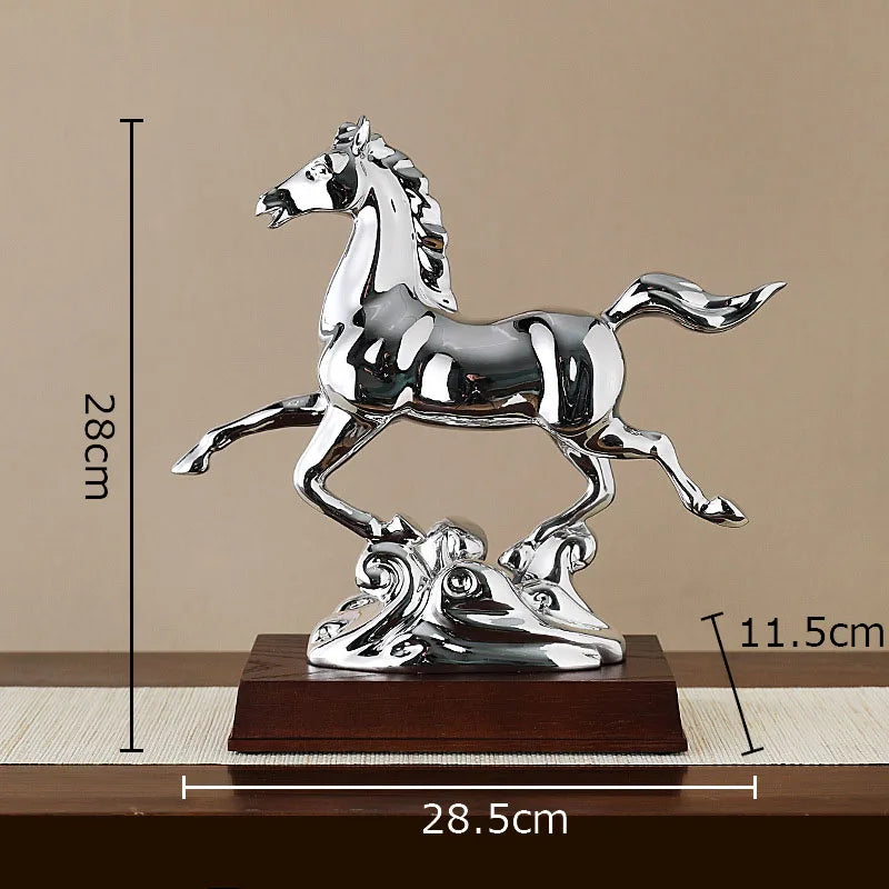 DecorBites™ Estatua de resina con forma de caballo dorado, ideal para decorar habitaciones con estilo.