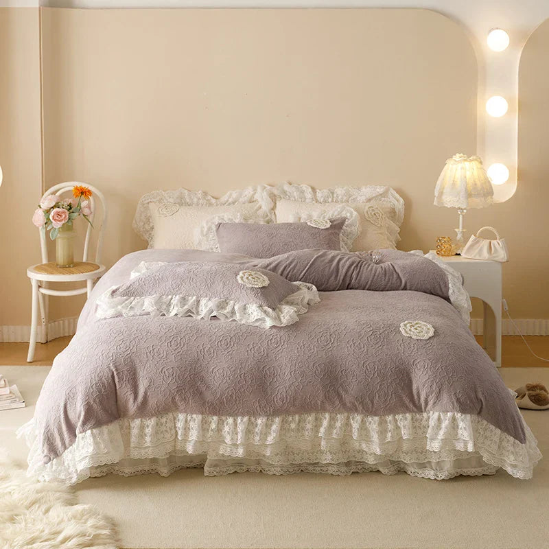 Juego de cama DecorBites™ Luxe con volantes de encaje de terciopelo tallado y falda de cama acolchada