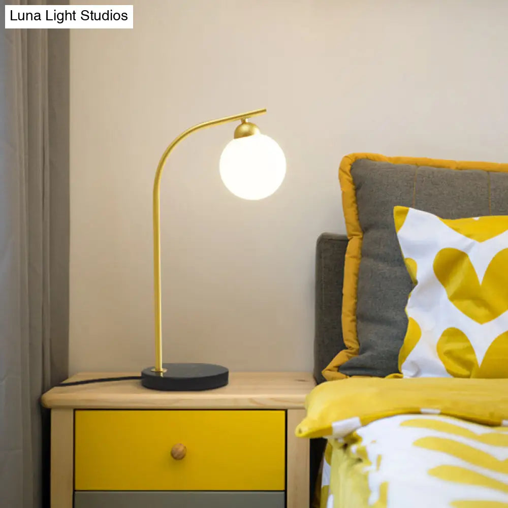 Lámpara de mesa Albaldah con pantalla de bola de cristal color marfil y soporte curvo negro/dorado