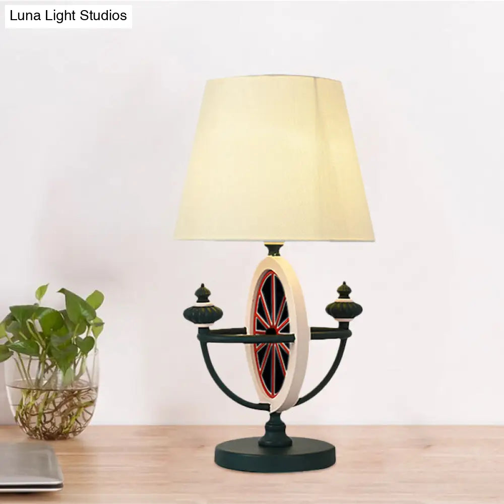 Alessia - Lámpara de mesa de noche moderna en negro/azul, estilo nórdico, con base de tela y diseño de timón.