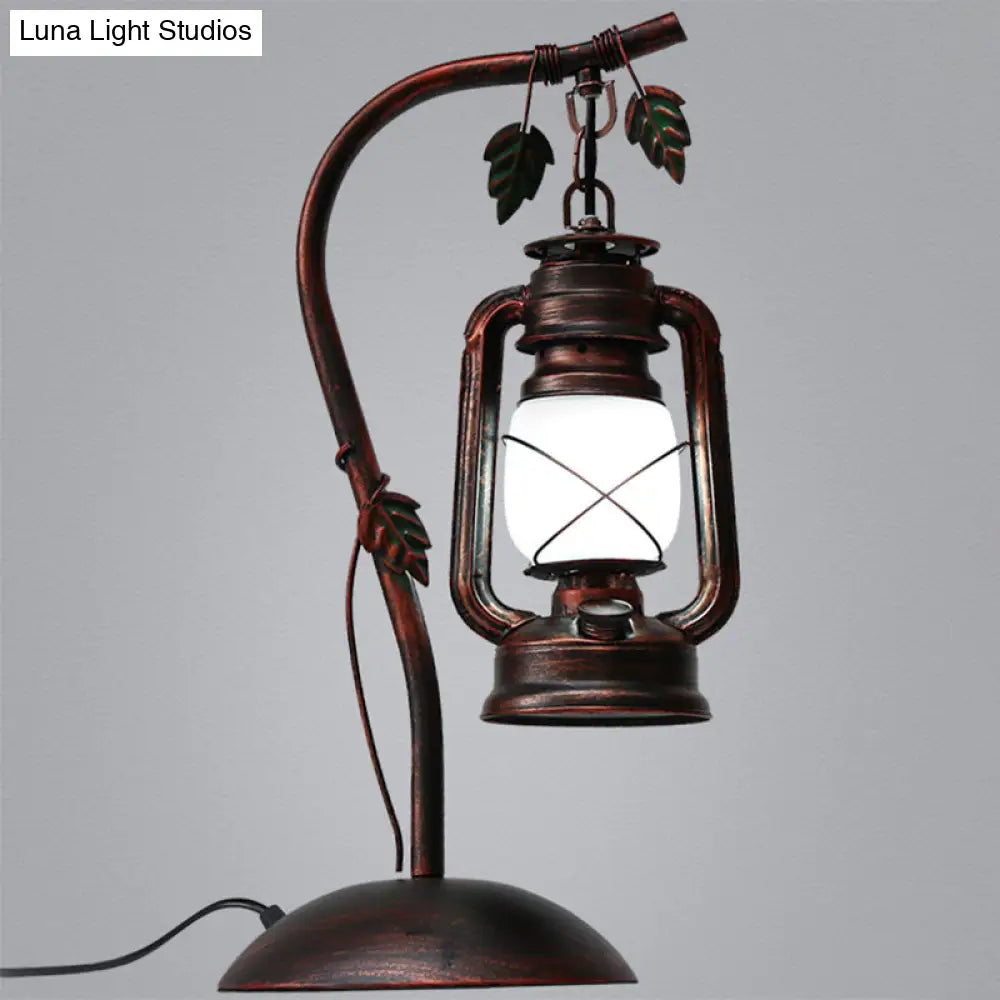 Lámpara de mesa Allison de cuello de cisne con acabado náutico en cobre. Lámpara de noche náutica de metal con enchufe para dormitorio, de una luz, con pantalla tipo farol.