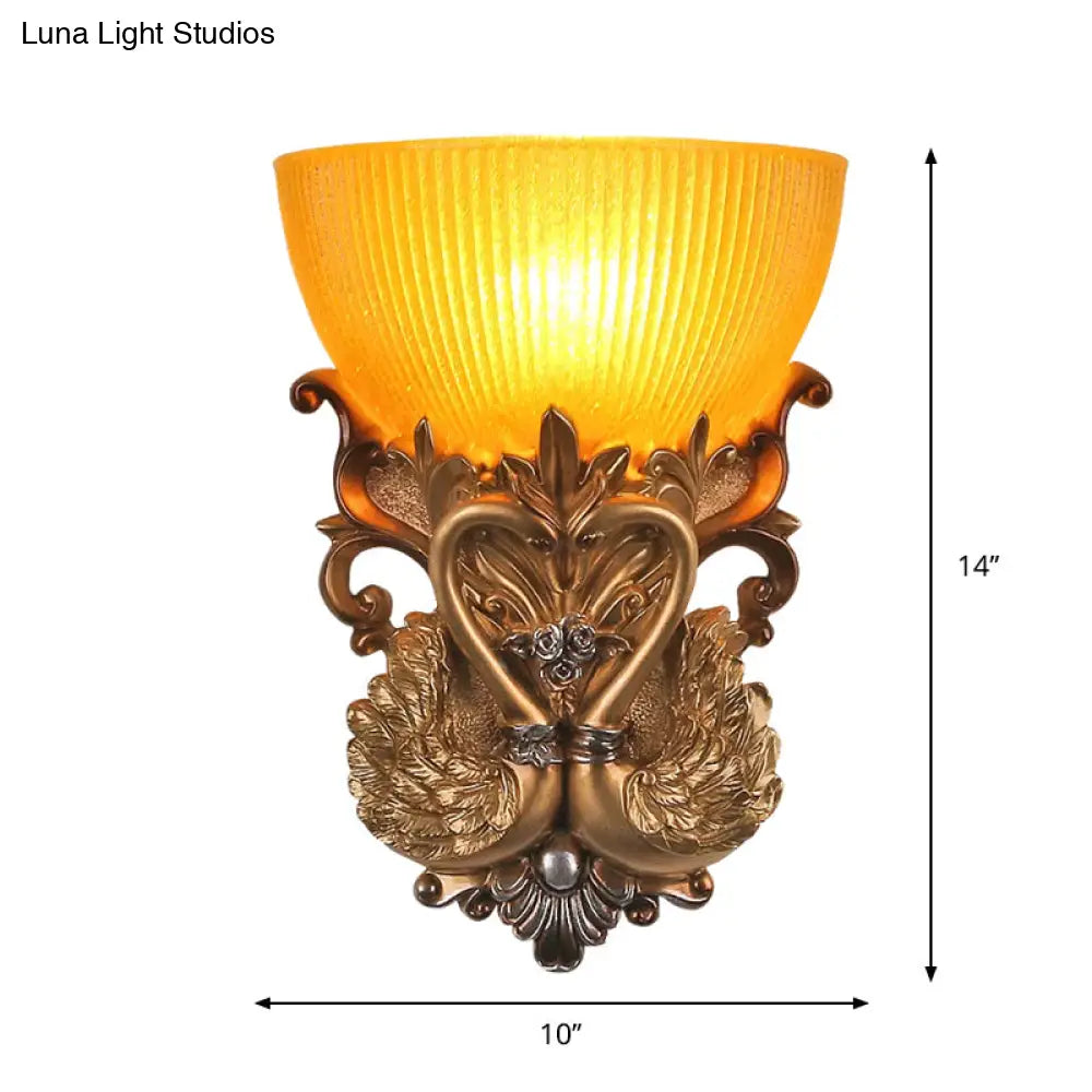 Aplique dorado de cristal ámbar acanalado con diseño de cisne tallado - Iluminación de pared rústica de una sola cabeza