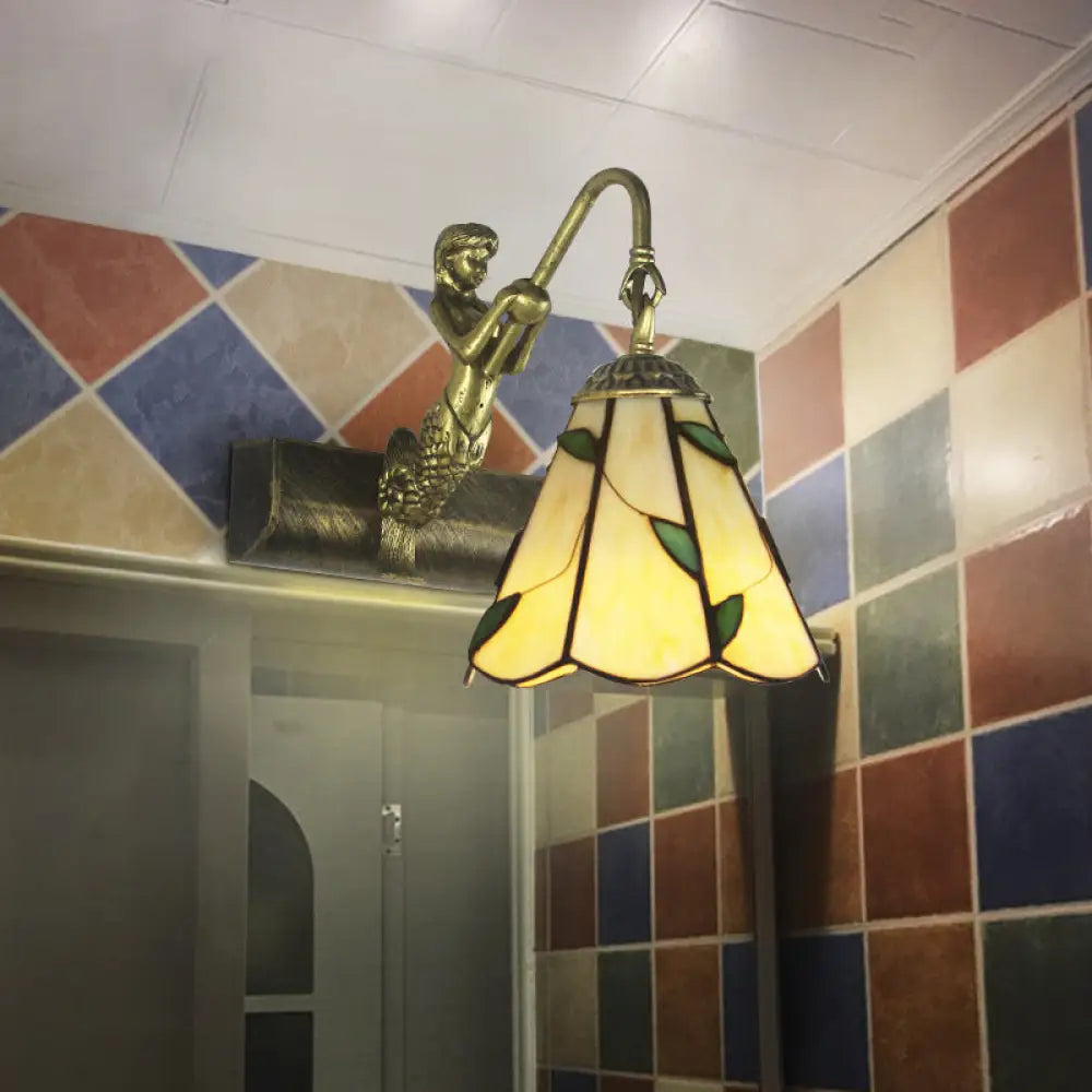 Aplique Tiffany de latón antiguo con pantalla de cristal cónica para pared de baño