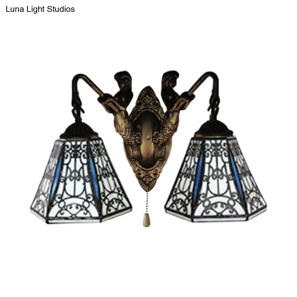 Aplique de pared antiguo de latón con dos cabezales de cristal blanco y negro acampanados y cadena para tirar