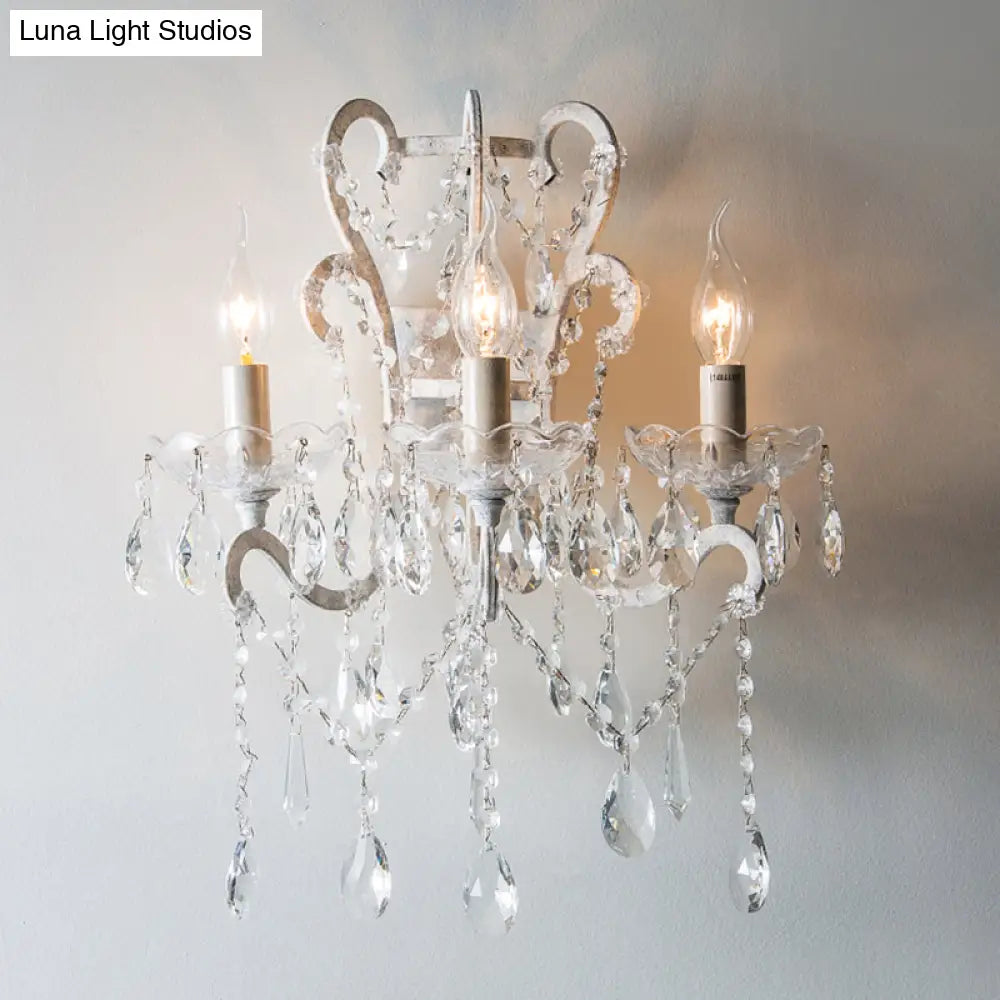 مصباح حائط شمعدان عتيق بلمسة كريستالية - تركيب معدني أبيض بثلاثة رؤوس