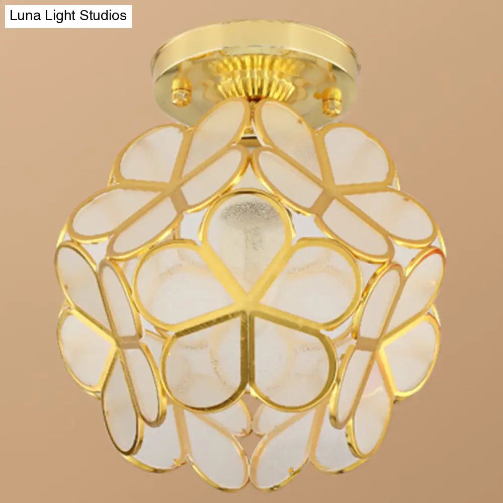 Lámpara de techo empotrada DecorBites™ de estilo colonial en oro antiguo con forma de pétalo y diseño de poliedro.