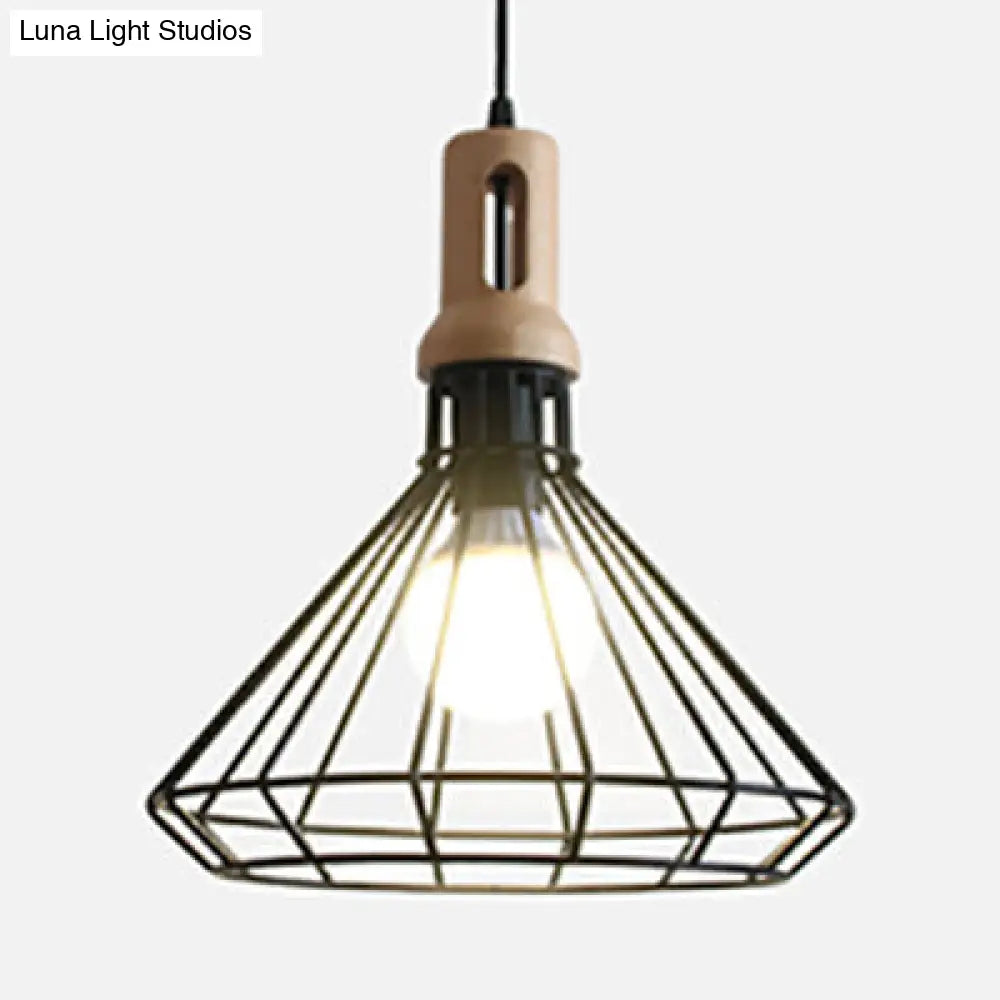 مصباح معلق على شكل قفص من الأسلاك المعدنية العتيقة مع غطاء مخروطي لغرفة المعيشة