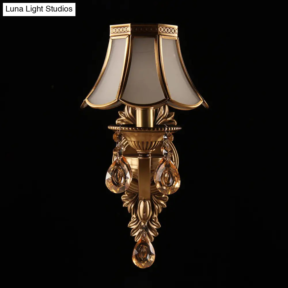 مصباح حائط عتيق بظل صدفي - إضاءة حائطية أحادية الرأس من الزجاج غير الشفاف مع لمسات من الكريستال باللون النحاسي