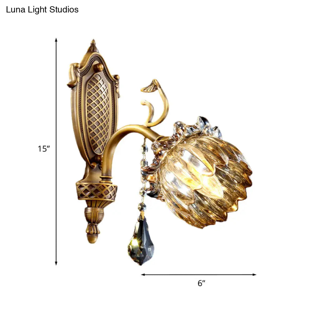 Aplique de pared de latón estilo antiguo con forma de loto y cristal ámbar, ideal para la sala de estar.