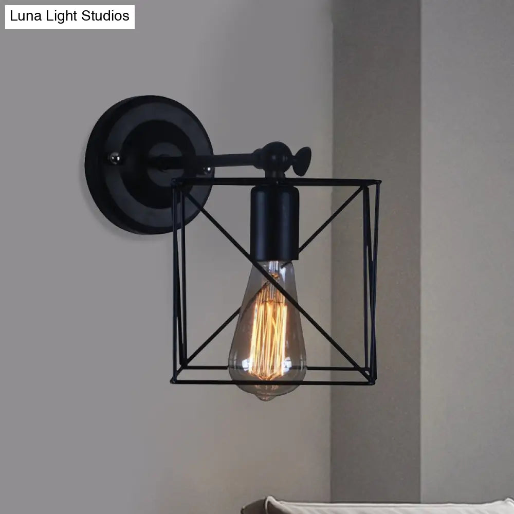 Lámpara de pared metálica de estilo antiguo con pantalla de jaula negra: perfecta para la pared del dormitorio.