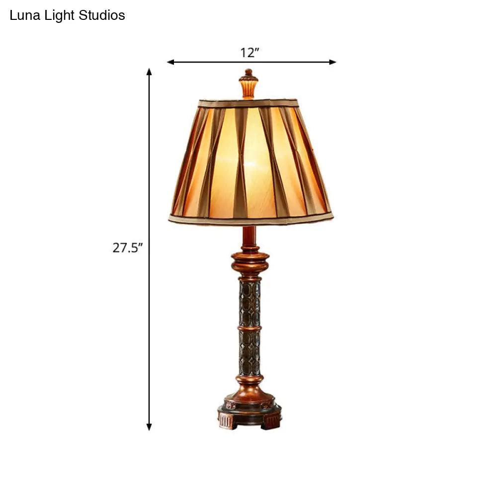 Lámpara de mesilla de noche de resina de estilo antiguo con base de columna acanalada, bombilla y pantalla de tela