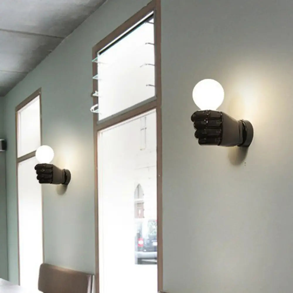 Lámpara de pared artística con forma de puño de resina: Iluminación de pared única con 1 bombilla, perfecta para restaurantes.