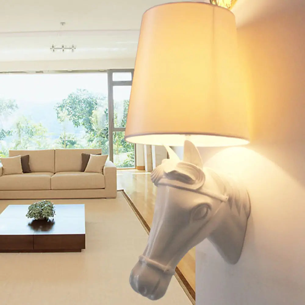 Aplique de pared artístico con forma de cabeza de caballo de resina: Lámpara de pared con 1 bombilla y pantalla cónica de tela - Negro/Blanco/Rojo - Decoración para sala de estar