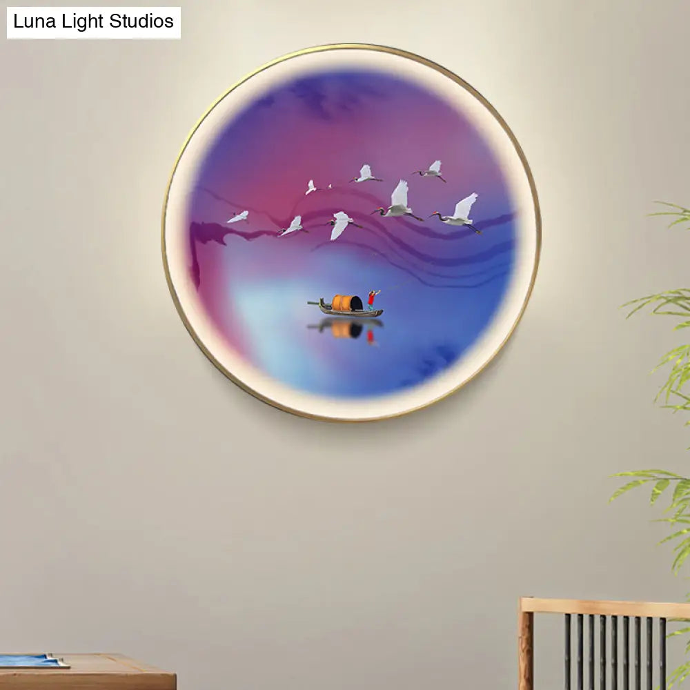 Lámpara de pared metálica LED Asia: Mural circular azul púrpura con elegante diseño de grulla y barco