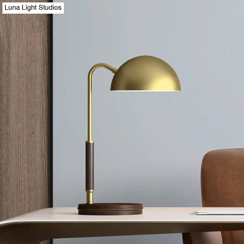 أوبري - مصباح طاولة بسيط بغطاء معدني برونزي مع ذراع منحني لغرفة المعيشة، مصباح ليلي برأس واحد بلمسة نهائية بنية اللون