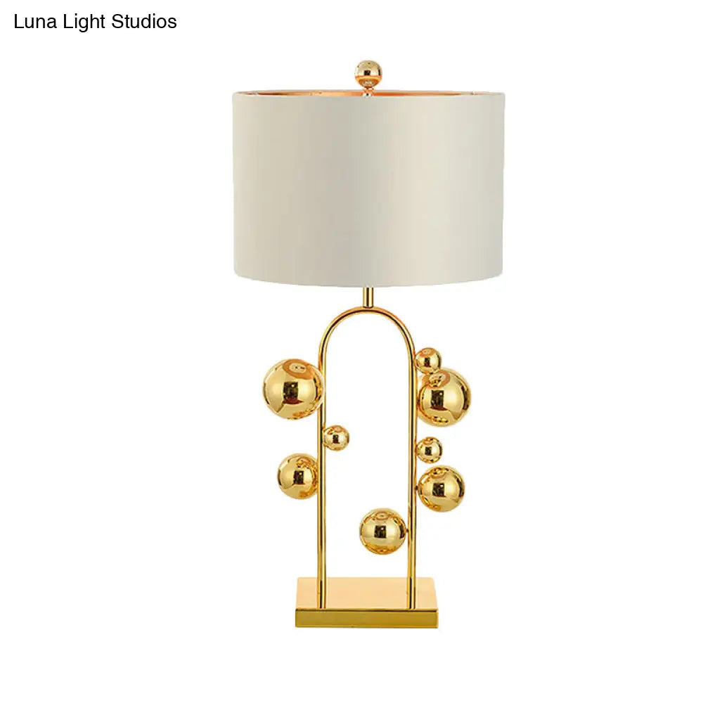 Lámpara de mesa nocturna esférica de metal - Estilo posmoderno, 1 luz | Iluminación de mesilla de noche de tela blanca para sala de estar