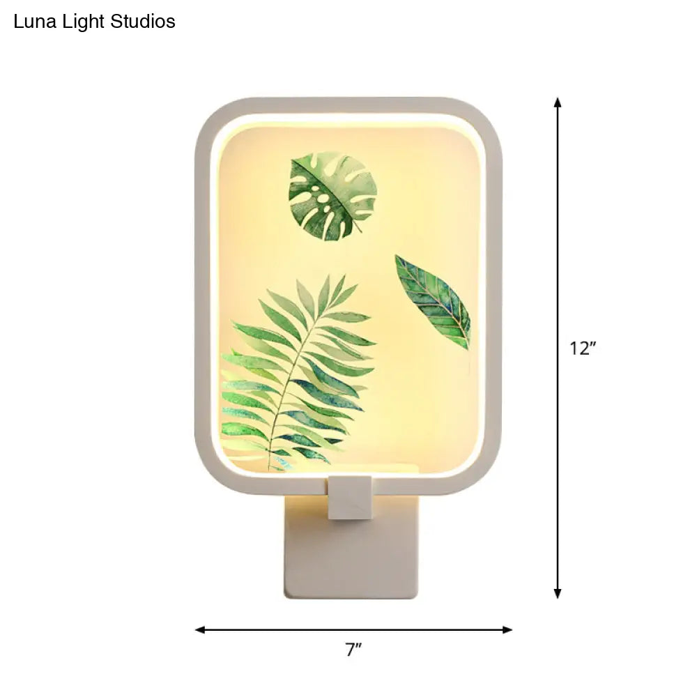 Aplique de pared LED metálico con forma de hoja de plátano, de forma rectangular sencilla y color blanco.