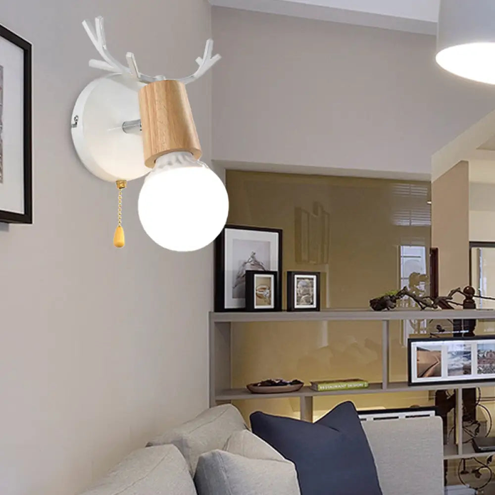 مصباح حائطي عصري من المعدن والخشب باللونين الأبيض والأسود مع لمسات من قرن الغزال