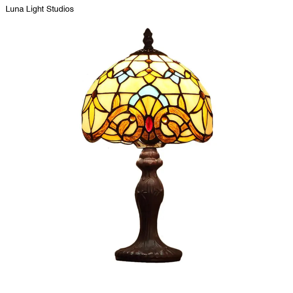 مصباح طاولة باروكي داكن بقبة قهوة مع زجاج ملون بنمط سنبلة