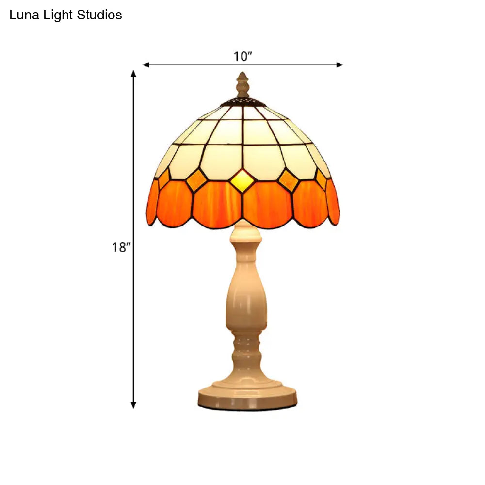 Lámpara de noche de vitral naranja y blanco con pantalla de cúpula cuadriculada barroca