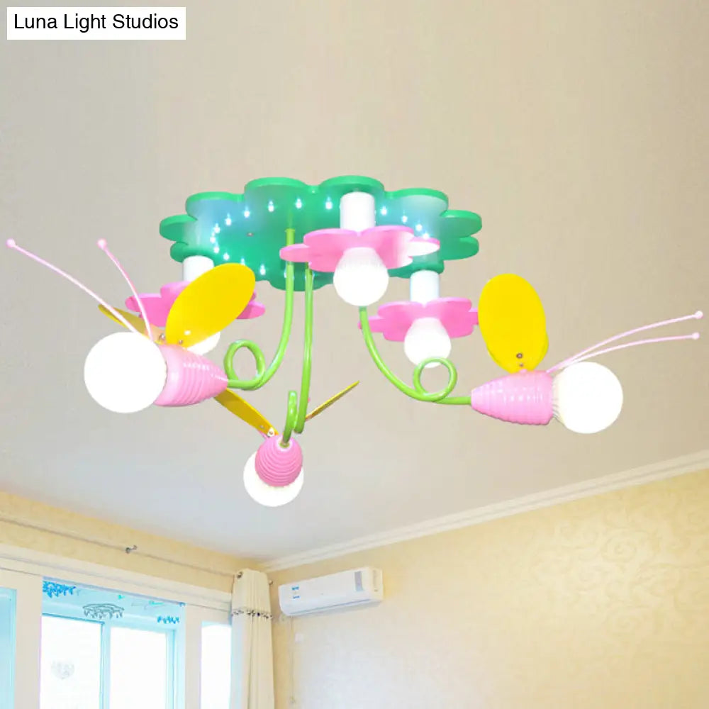 Lámpara de techo semiempotrada DecorBites™ de madera inspirada en abejas con 6 cabezas de estilo caricaturesco en tonos verdes y rosas.