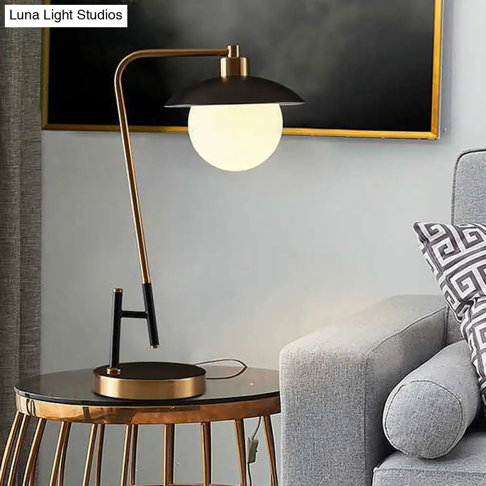 Lámpara de mesa globo de cristal opalino negro y dorado - Lámpara de noche posmoderna con pantalla en forma de cúpula