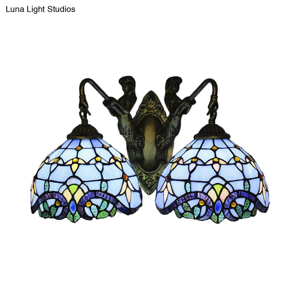 Aplique de pared mediterráneo de cristal azul con forma de cúpula y dos luces: perfecto para la iluminación del salón.