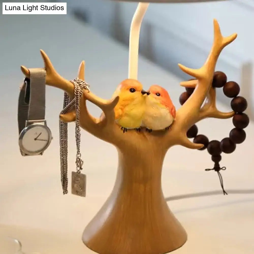 Lámpara de escritorio Blue Grass: Lámpara rústica de resina para dormitorio infantil - Diseño de pájaros y árboles - Lámpara de escritorio de 1 bombilla