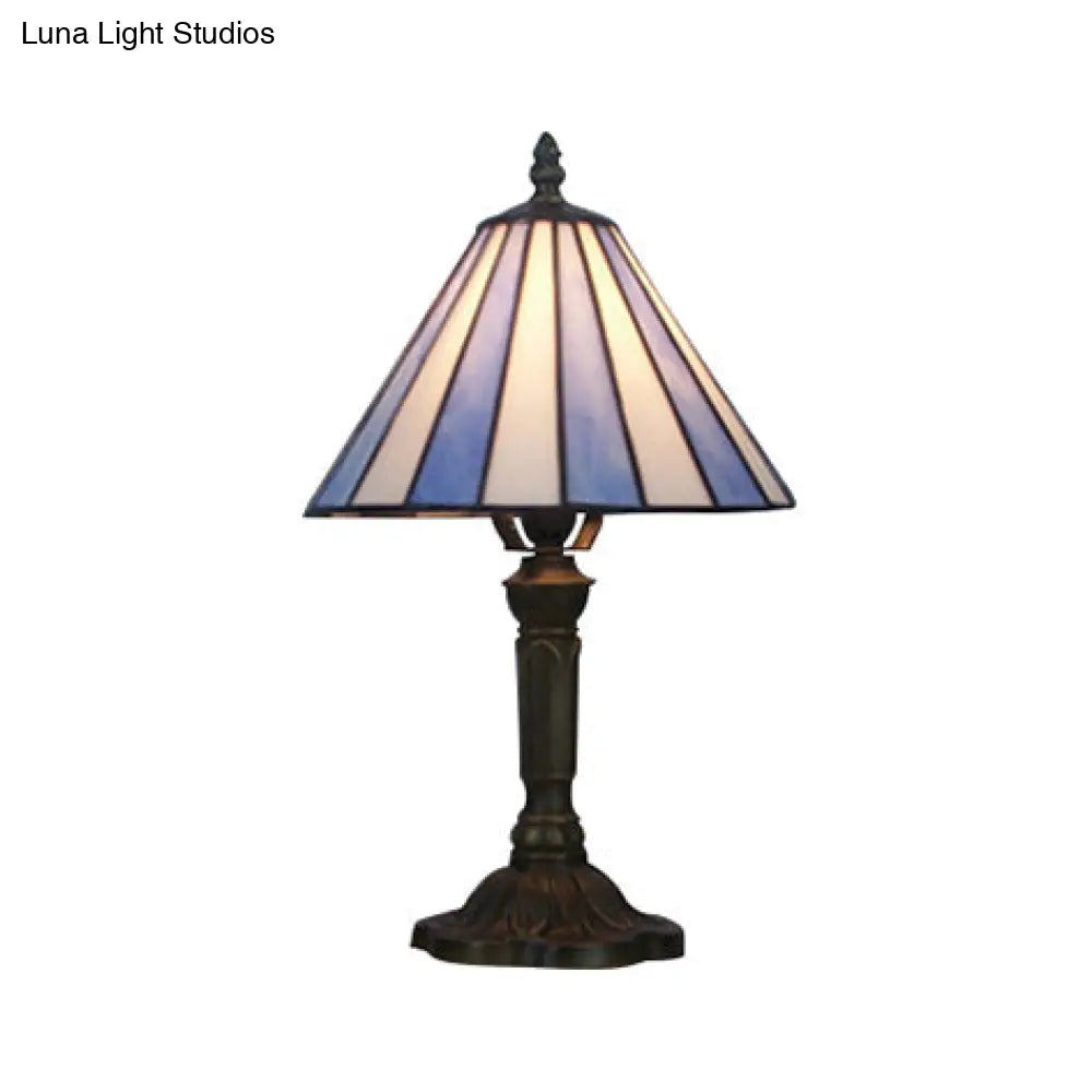 Lámpara de escritorio de cristal azul estilo Tiffany: una solución de iluminación sencilla y elegante para el dormitorio.